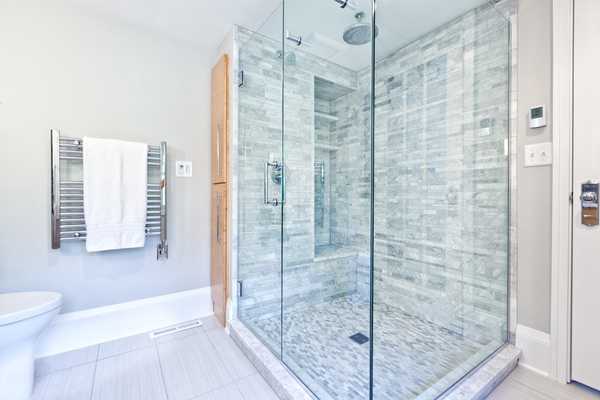 16 Arten von Duschen für Ihr Badezimmer