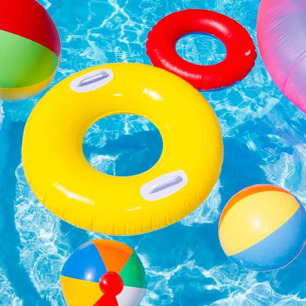 4 mejores formas de explotar los flotadores de la piscina
