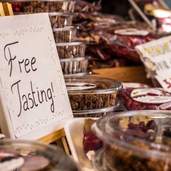 6 raisons folles pour les échantillons de nourriture gratuits dans les magasins fonctionnent