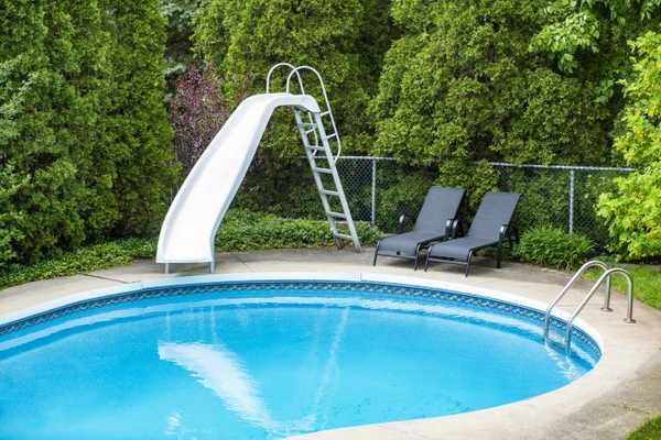 6 façons d'utiliser du bicarbonate de soude pour nettoyer votre piscine