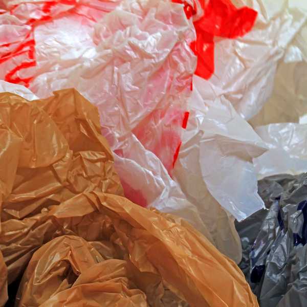8 formas de organizar y almacenar bolsas de plástico