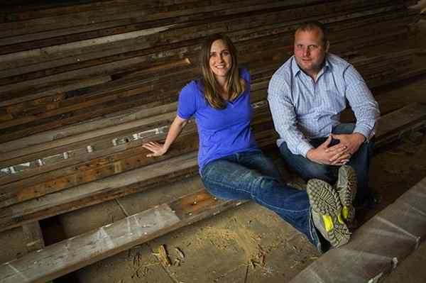 Ein ehemaliger Kunstlehrer beginnt ein neues Leben auf dem Bauen von Möbeln