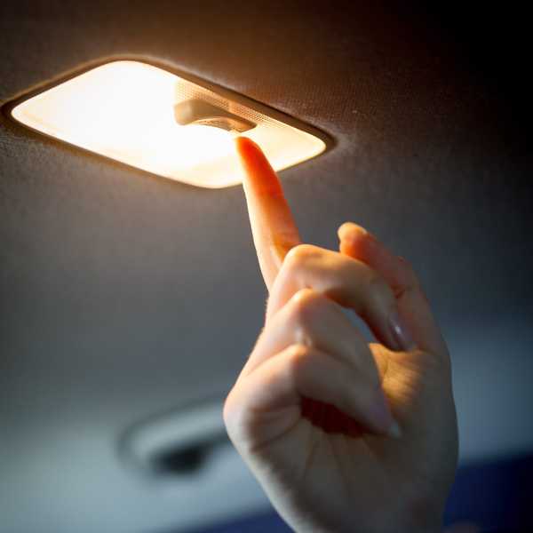 ¿Son seguras las luces LED del automóvil interior seguras??