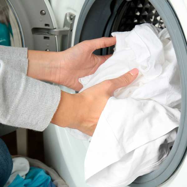 Évitez d'utiliser de l'eau de Javel pour la lessive blanche et essayez plutôt ces astuces de nettoyage de bricolage