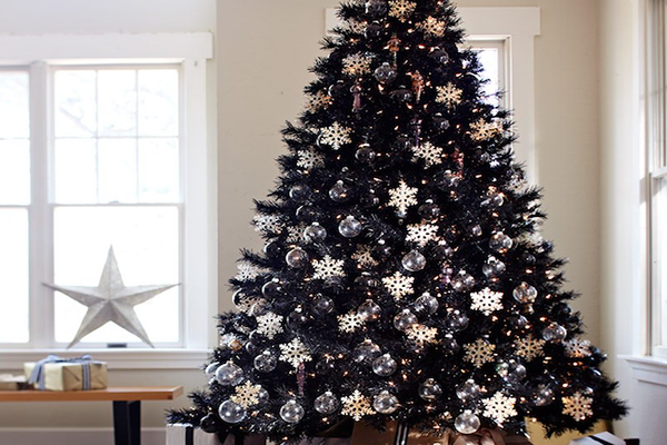 As árvores de Natal negras estão em tendência-então você pode começar a decorar antes do Halloween agora