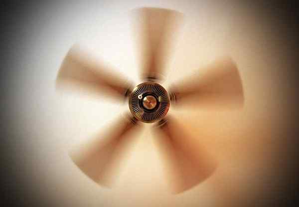 Bob Vila Radio au niveau un ventilateur de plafond bancal