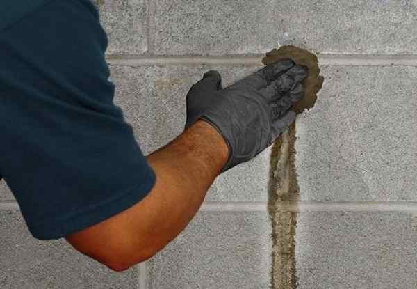 Bob Vila Radio menyumbat kebocoran dalam beton atau pasangan bata