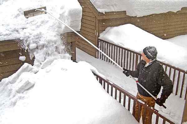 O rádio Bob Vila evita o colapso do telhado com um ancinho de neve