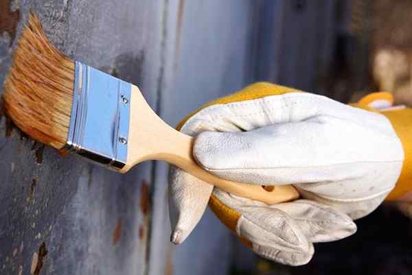 Rádio Bob Vila removendo tinta do concreto