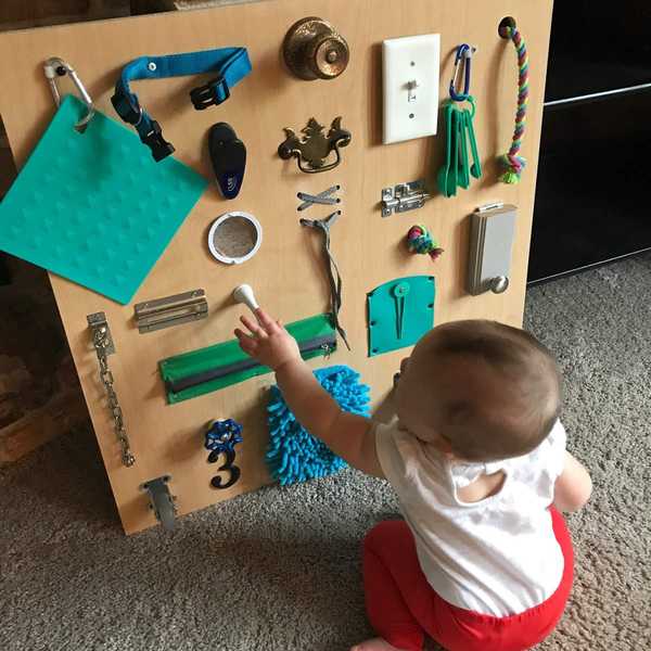 Bauen Sie ein kindliches geschäftiges Board mit Gegenständen, die Sie bereits haben