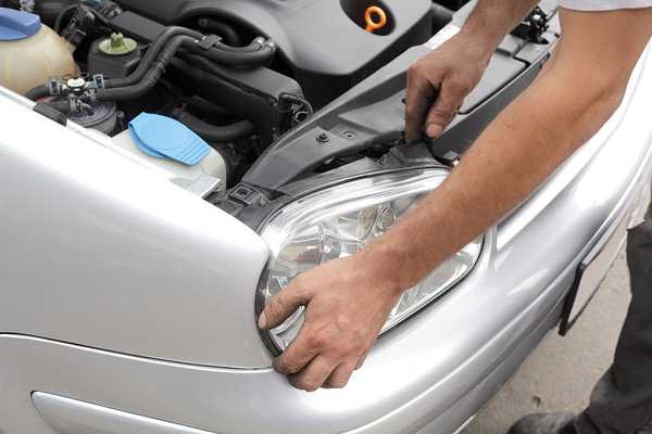 Pencuri kereta sedang menggodam lampu depan di sini yang perlu anda ketahui