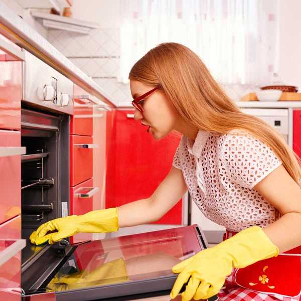 Limpiar un horno con bicarbonato de sodio y vinagre