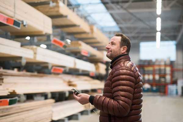 Le secrétaire du Commerce rencontre les responsables de la construction de maisons sur les préoccupations de la chaîne d'approvisionnement