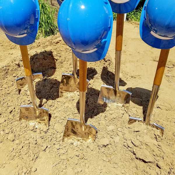 Os estudantes de construção se abrem no Habitat for Humanity Home