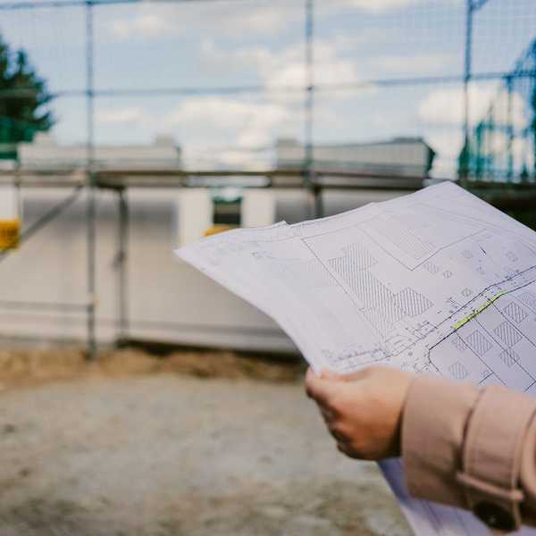 El crecimiento continuo en los inicios de una sola familia mantiene la construcción del hogar en la pista