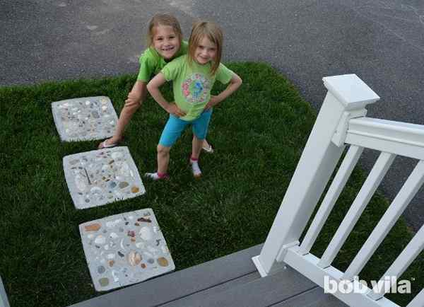 DIY -Kinder machen einen Gartensprungstein