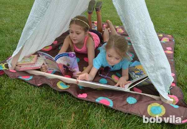 DIY-Kinder machen ein einfaches A-Frame-Zelt