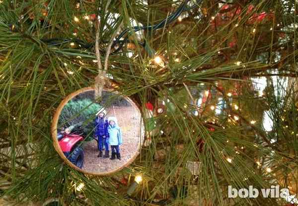 Los niños de bricolaje convierten su árbol de Navidad en sus propios adornos