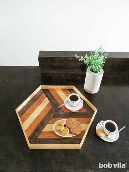 DIY Lite fait un superbe plateau de service de Scrap Wood