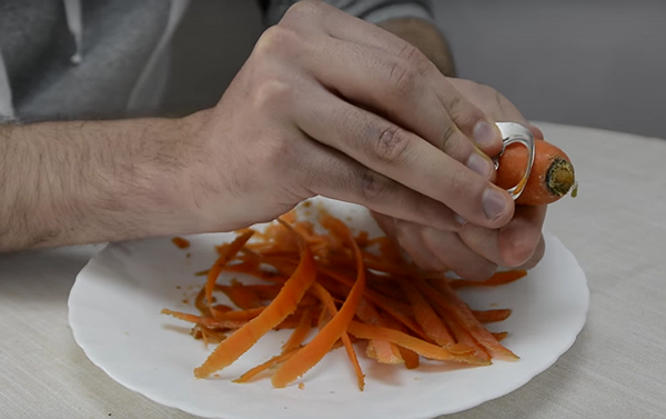 Génie! L'éplueur de légumes à pinche