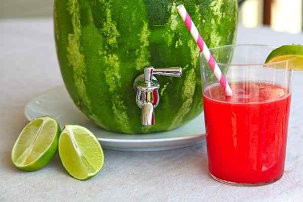 Genius! Verwandeln Sie Ihre Wassermelone in einen Getränkespender