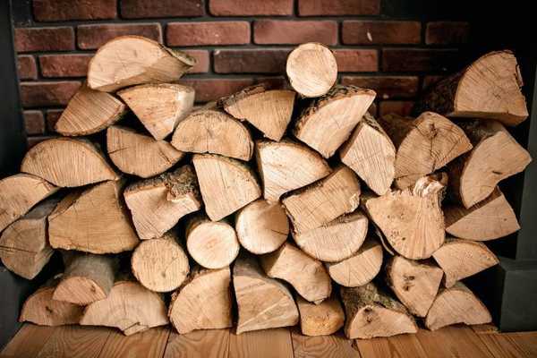 Hartholz gegen. Weichholz, das am besten für Brennholz geeignet ist?