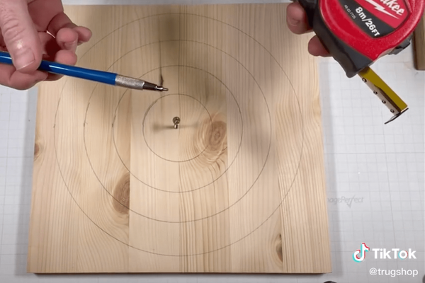 Aquí hay una manera fácil de dibujar un círculo perfecto con su cinta métrica