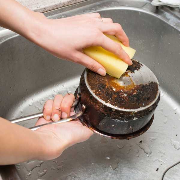 Voici comment nettoyer une casserole ou une casserole brûlée avec deux ingrédients