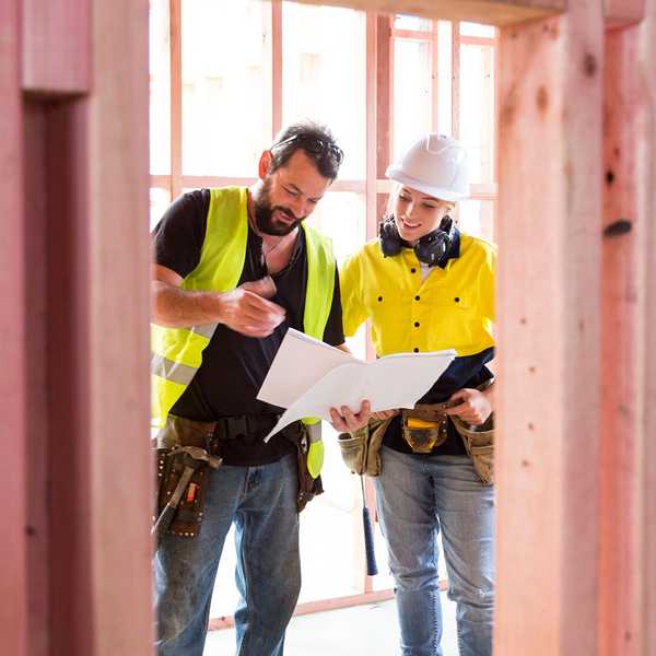 La confiance du constructeur de maisons atteint un niveau record malgré les préoccupations des prix du bois