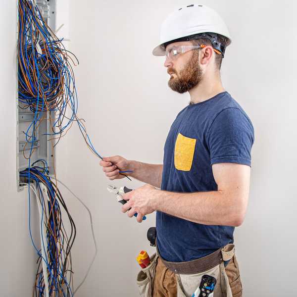 ¿Cuánto cuesta contratar a un electricista vs?. Bricolaje?