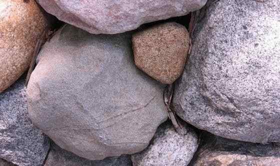 Cómo construir una pared de retención de piedra seca