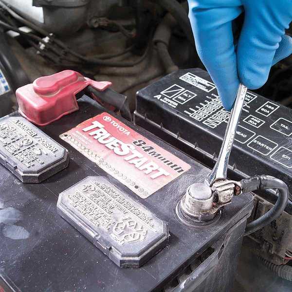 Como trocar a bateria de um carro