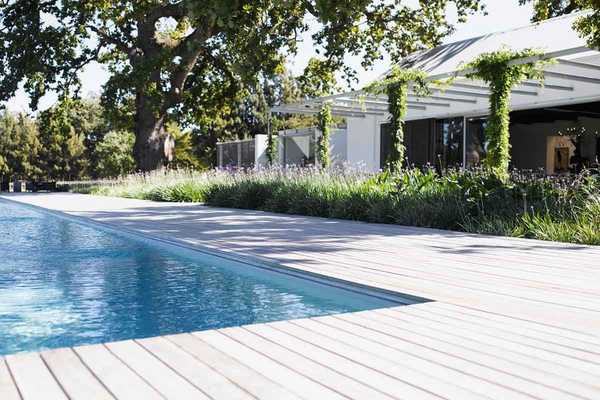 So wählen Sie die beste Pool -Decking -Option für Ihren Garten aus