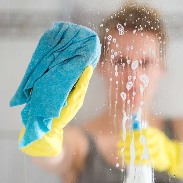 Comment nettoyer les portes de douche en verre sans produits chimiques