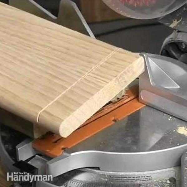 Cómo cortar un tablero ancho con una sierra de inglete