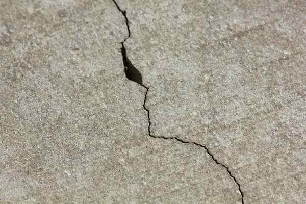 Comment réparer les fissures en béton