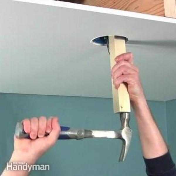 Cómo instalar un soporte de montaje del ventilador de techo