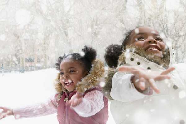 Cómo mantener a sus hijos a salvo fuera de este invierno