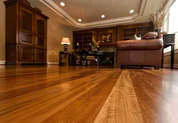 Comment mélanger et utiliser un nettoyeur de plancher en bois fait maison