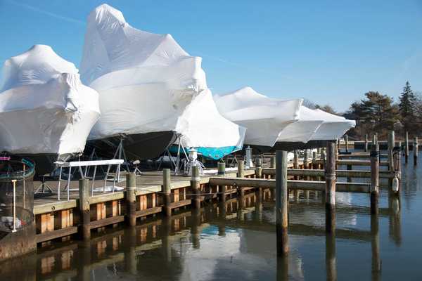 Cómo preparar un muelle de barco para el invierno