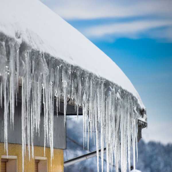 Cómo prevenir las presas de hielo en su techo