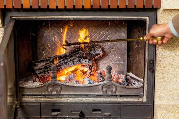 Comment éteindre un feu dans une cheminée