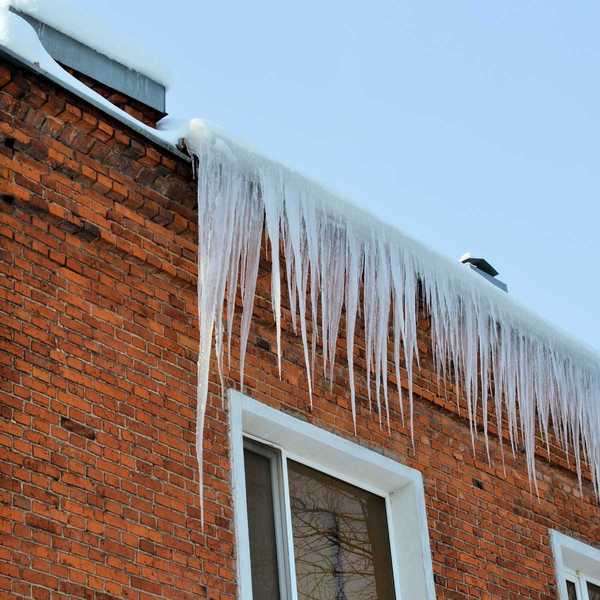 So entfernen Sie einen Eisdamm von Ihrem Dach