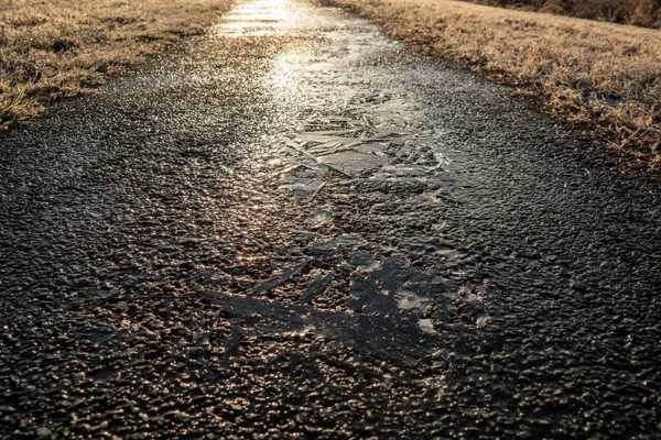 Comment retirer la glace noire des allées et des trottoirs