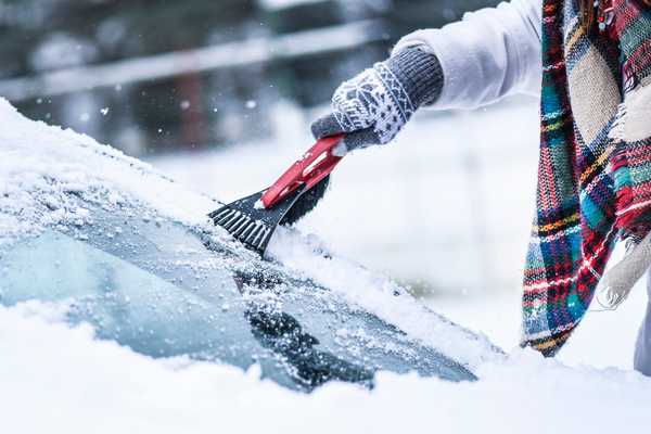 Comment retirer la glace de votre pare-brise