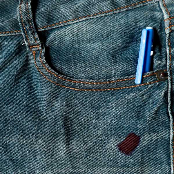 Wie man Tinte aus Kleidung entfernt