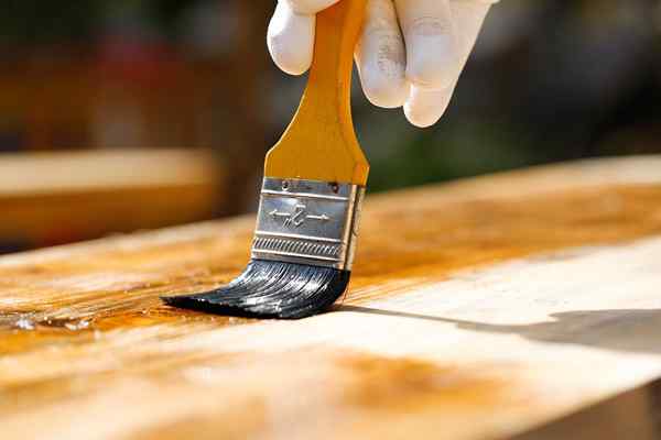 Wie man Flecken aus Holz entfernen