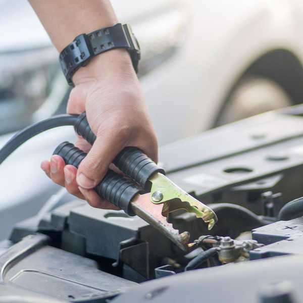 Cómo saltar de manera segura Iniciar un auto con cables de jersey