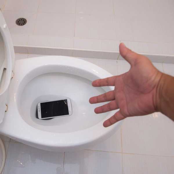 Comment enregistrer votre téléphone quand il tombe dans les toilettes