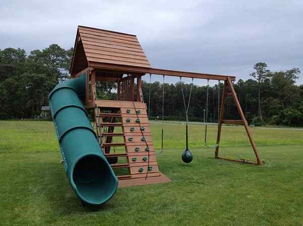 Cómo manchar muebles y equipos de madera al aire libre